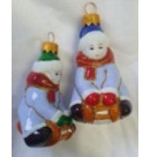 Скляна іграшка 1083 Хлопчик на санках