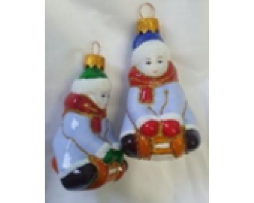 Скляна іграшка 1083 Хлопчик на санках